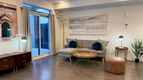2 Bedroom Modern Home & Close to Airport Downtown